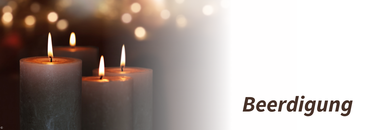 Brennende Kerzen im Dunkeln