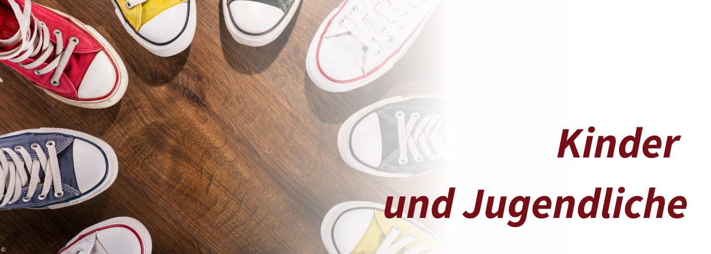 Ein Kreis mit bunten, jugendlichen Schuhen