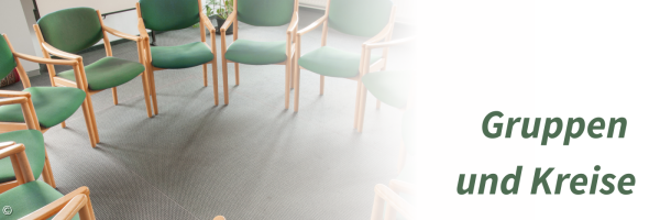 Stuhlkreis mit leeren Stühlen
