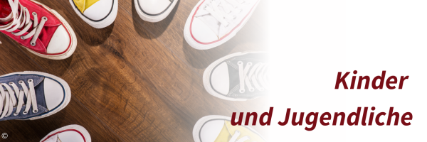 Ein Kreis mit bunten, jugendlichen Schuhen