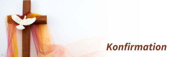 Kreuz mit einer weißen Taube drauf, umwoben von roten und orangenen Tüchern