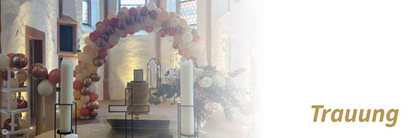 Mit Luftballonbogen in weiß und rosé geschmückte Kirche zu einer Hochzeit