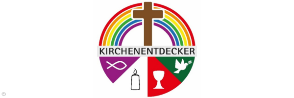 Logo der Kirchenentdecker: Unter einem Regenbogen sind die Symbole Fisch, Kerze, Kelch und Friedenstaube zu finden. Mittig steht das Kreuz