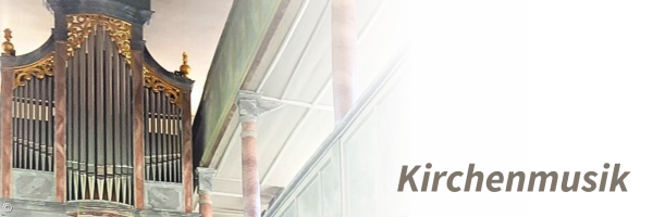 Ansicht der Orgel mit Fokus auf die Orgelpfeifen